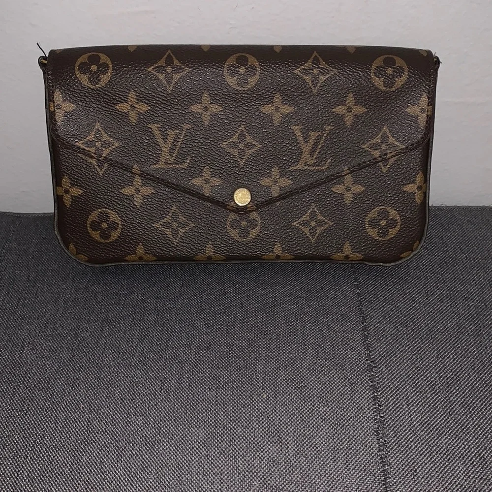 Louis Vuitton crossbody clutch. Strap detachable. Burgundy color interior. - Picture 3 of 7